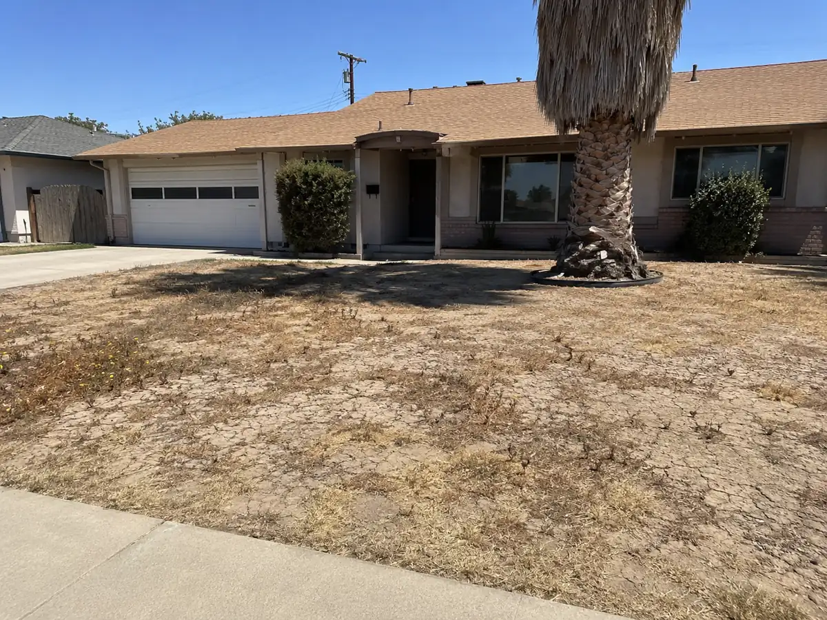 Dead, drought-stricken lawn in Bakersfield before artificial grass